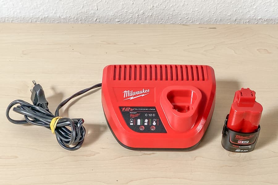 Akku Ladegerät Milwaukee C 12 C